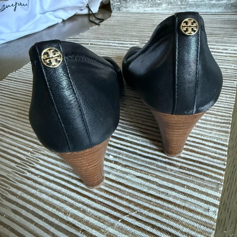 Tory Burch Open Toe Black Leather Wood Wedge Heel Shoes Size 8.5m